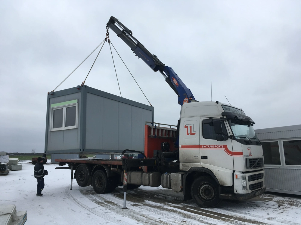 Usługi hds: rozładunek kontenera biurowego przy pomocy dźwigu HDS na samochód ciężarowy