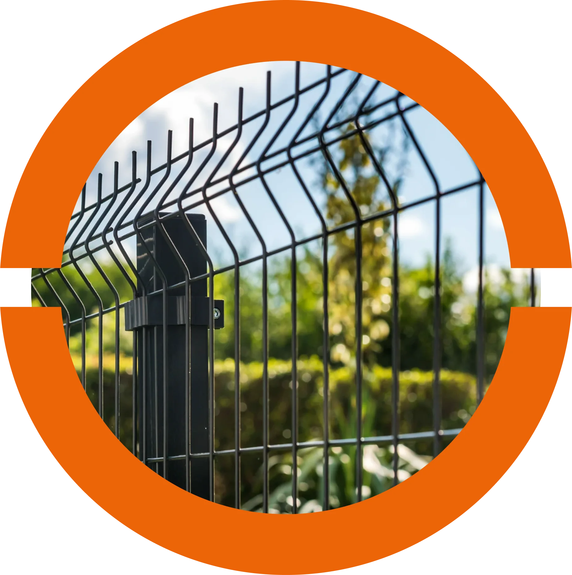 Czarne ogrodzenie panelowe z metalowymi słupkami na tle zielonego ogrodu